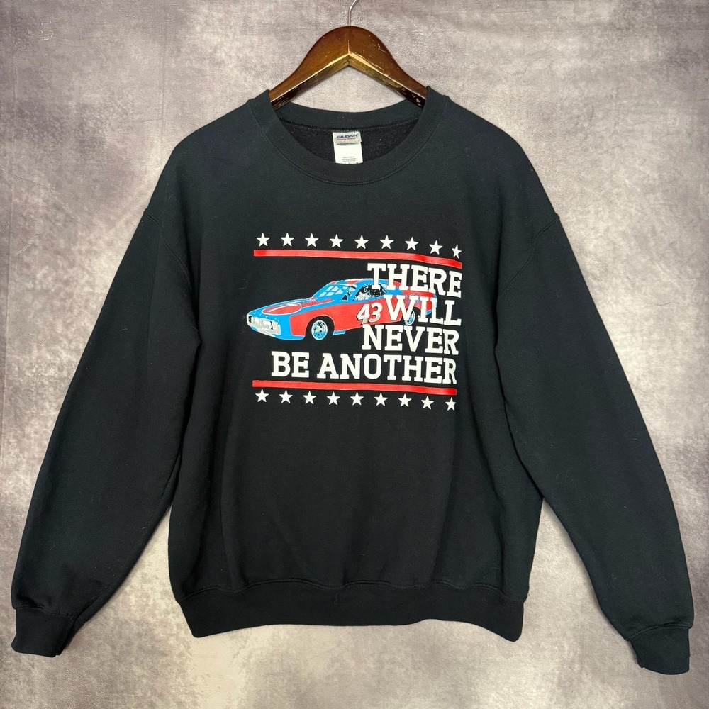 NASCAR Racing‎ Sweatshirt Mens Medium Black Crewneck 43 Stock Car Graphic Gildan